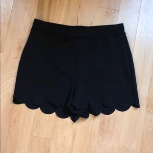 Highwaisted shorts with scalloped bottom